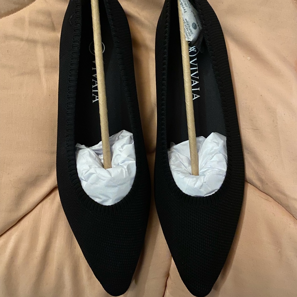 Size 41 Vivvaia Black Flats